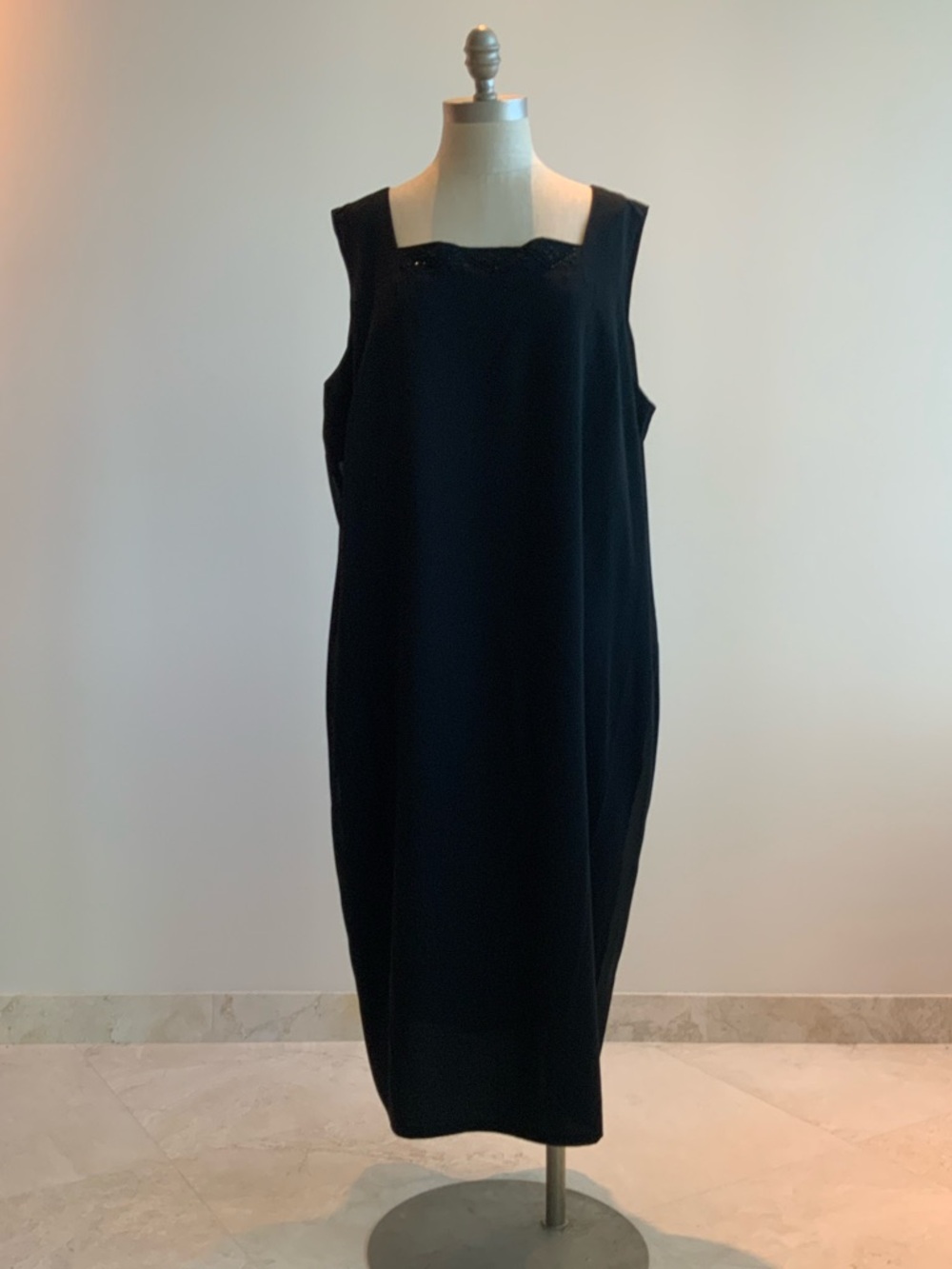 Classic Chic Black Sleeveless Shift Dress sz 22